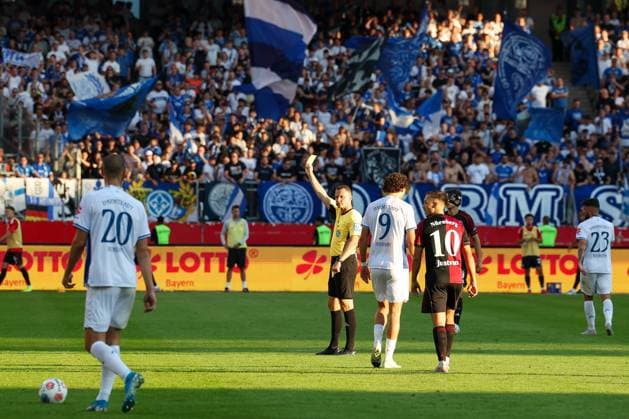 Referee Schiedsrichter Florian Lechner mit der gelben Karte fuer Tim Janisch 32 (1FC Nuernberg) (nicht im Bild), 1. FC Nuernberg vs. SV Darmstadt 98, DFL, 2. Bundesliga, Saison 2025 2026, 2. Spieltag, Hinrunde, 08.08.2025 DFB regulations prohibit any use of photographs as image sequences and or quasi-video Nuernberg Bayern Deutschland