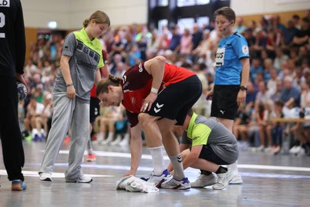 IHC 2025: TSV Hannover-Burgdorf vs Aalborg Handbold; 08.08.25 Aushilfe beim Wischen Juri Knorr (Nr.21, Aalborg Handbold) IHC 2025: TSV Hannover-Burgdorf vs Aalborg Handbold, KGS-Sporthalle am 08.08.25 Copyright: xBEAUTIFULxSPORTS MarioxM.xKobergx
