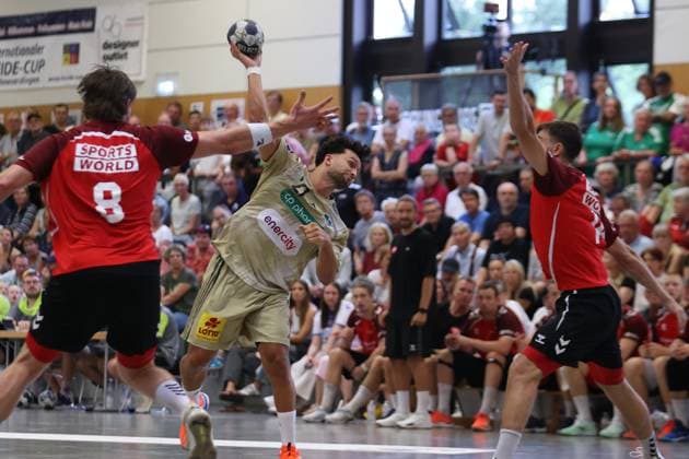 IHC 2025: TSV Hannover-Burgdorf vs Aalborg Handbold; 08.08.25 Sindre Aho (Nr.27, TSV Hannover-Burgdorf) gegen Vetle Rönningen (Nr.08, Aalborg Handbold) und Mads Hoxer (Nr.14, Aalborg Handbold) IHC 2025: TSV Hannover-Burgdorf vs Aalborg Handbold, KGS-Sporthalle am 08.08.25 Copyright: xBEAUTIFULxSPORTS MarioxM.xKobergx