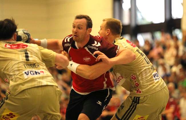 Foto : am Ball Sander Sagosen (Aalborg) gegen Justus Fischer ( rechts , Burgdorf-Hannover ) Handball Herren international, Saisonvorbereitung beim Heide Cup in Schneverdingen am Fr. 08.08.2025 TSV Hannover-Burgdorf - Aalborg BK
