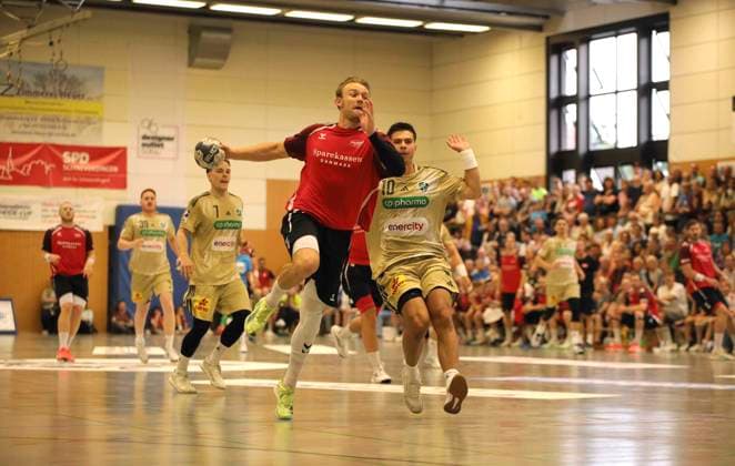 Foto : Thomas Arnoldsen (Aalborg) gegen Renars Uscins ( rechts , Burgdorf-Hannover ) Handball Herren international, Saisonvorbereitung beim Heide Cup in Schneverdingen am Fr. 08.08.2025 TSV Hannover-Burgdorf - Aalborg BK