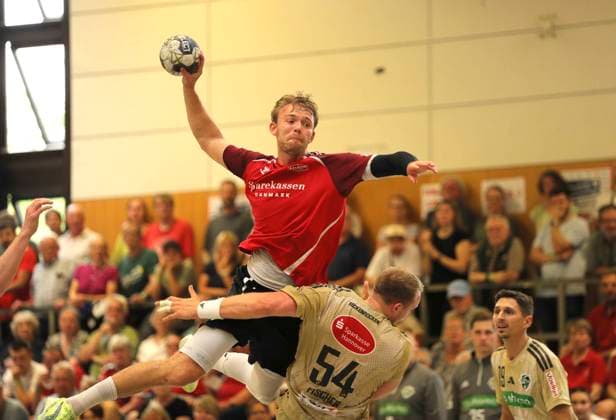 Foto : Torwurf von ..... Thomas Arnoldsen (Aalborg) gegen Justus Fischer ( Burgdorf-Hannover ) Handball Herren international, Saisonvorbereitung beim Heide Cup in Schneverdingen am Fr. 08.08.2025 TSV Hannover-Burgdorf - Aalborg BK