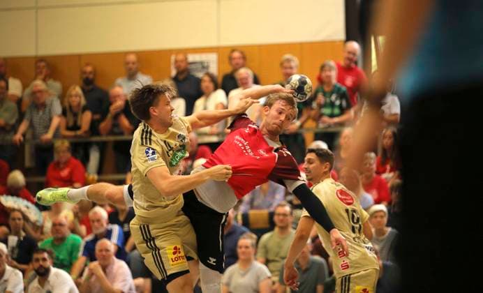 Foto : Thomas Arnoldsen (Aalborg) wirft gegen Thomas Alfred SOLSTAD ( links , Burgdorf-Hannover ) Handball Herren international, Saisonvorbereitung beim Heide Cup in Schneverdingen am Fr. 08.08.2025 TSV Hannover-Burgdorf - Aalborg BK