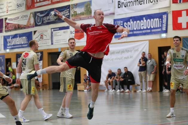08.08.2025, xgox, Handball - Heide-Cup, TSV Hannover Burgdorf - Aalborg Handbold emspor, v.l. Simon Hald (Aalborg, 11) wirft Tor, Torschuetze, erzielt Tor, Treffer, scores the goal Schneverdingen