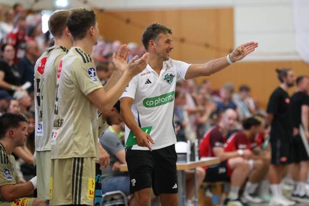 08.08.2025, xgox, Handball - Heide-Cup, TSV Hannover Burgdorf - Aalborg Handbold emspor, v.l. Christian Prokop (Hannover, Trainer) gibt Anweisungen, gestikuliert mit den Armen, gesticulate, gives instructions Schneverdingen