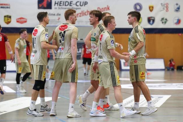 08.08.2025, xgox, Handball - Heide-Cup, TSV Hannover Burgdorf - Aalborg Handbold emspor, v.l. Hannover enttaeuscht, schaut enttaeuscht, niedergeschlagen, disappointed Schneverdingen