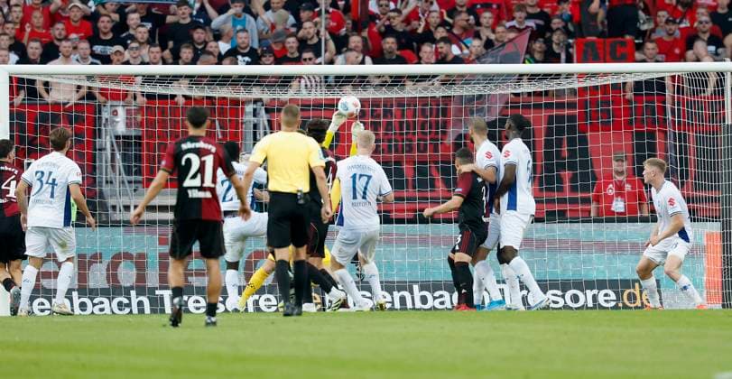 Robin Knoche (1.FC Nuernberg, 31) mit einem Kopfball aus kurzer Distanz der von Torwart Marcel Schuhen (SV Darmstadt, 1) pariert wird. 08.08.2025, Fussball, 2. Bundesliga, 1. FC Nuernberg - SV Darmstadt 98, GER, Nuernberg, Max-Morlock-Stadion, DFL REGULATIONS PROHIBIT ANY USE OF PHOTOGRAPHS AS IMAGE SEQUENCES AND OR QUASI-VIDEO.