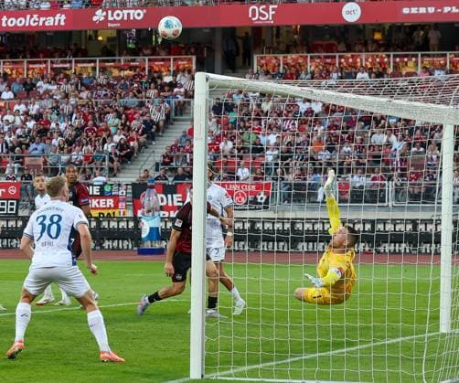 Marcel Schuhen 1 (SV Darmstadt 98) pariert einen Ball auf der Linie, Clemens Riedel 38 (SV Darmstadt 98) schaut zu, 1. FC Nuernberg vs. SV Darmstadt 98, DFL, 2. Bundesliga, Saison 2025 2026, 2. Spieltag, Hinrunde, 08.08.2025 DFB regulations prohibit any use of photographs as image sequences and or quasi-video Nuernberg Bayern Deutschland