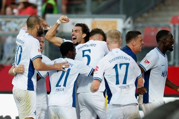 Jubel nach dem Tor zum 0:1, jubelnd, bejubelt, jubelt, jubeln, emotionen, um den Torschuetze Killian Corredor (SV Darmstadt, 34), 08.08.2025, Fussball, 2. Bundesliga, 1. FC Nuernberg - SV Darmstadt 98, GER, Nuernberg, Max-Morlock-Stadion, DFL REGULATIONS PROHIBIT ANY USE OF PHOTOGRAPHS AS IMAGE SEQUENCES AND OR QUASI-VIDEO.