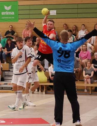 08.08.2025, xovx, Handball Lindencup 2025, TV Hüttenberg II - HSG Wettenberg v.l. Yannik Wagner (TV Hüttenberg II), Julius Schneider (TV Hüttenberg II), Johannes Schwarz (HSG Wettenberg), Lukas Kaiser (TV Hüttenberg II) Linden Stadthalle Hessen Deutschland (DE)