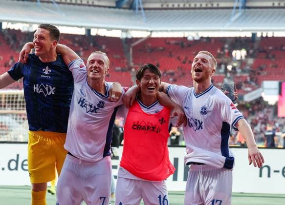 Alexander Brunst-Zoellner 30 (SV Darmstadt 98), Isac Lidberg 7 (SV Darmstadt 98), Hiroki Akiyama 16 (SV Darmstadt 98) und Kai Klefisch 17 (SV Darmstadt 98) feiern mit den Fans, 1. FC Nuernberg vs. SV Darmstadt 98, DFL, 2. Bundesliga, Saison 2025 2026, 2. Spieltag, Hinrunde, 08.08.2025 DFB regulations prohibit any use of photographs as image sequences and or quasi-video Nuernberg Bayern Deutschland