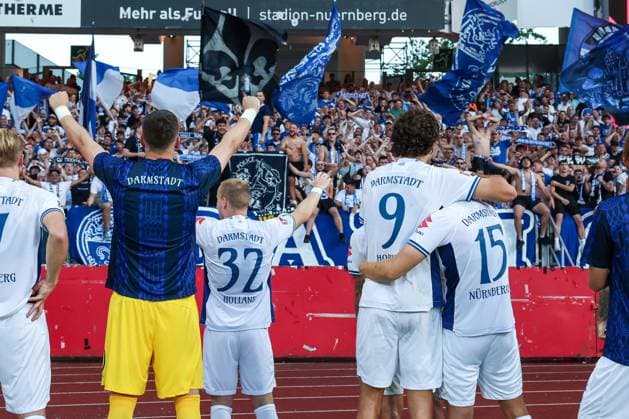 Die Mannschaft von Darmstadt feiert bei den Fans, 1. FC Nuernberg vs. SV Darmstadt 98, DFL, 2. Bundesliga, Saison 2025 2026, 2. Spieltag, Hinrunde, 08.08.2025 DFB regulations prohibit any use of photographs as image sequences and or quasi-video Nuernberg Bayern Deutschland
