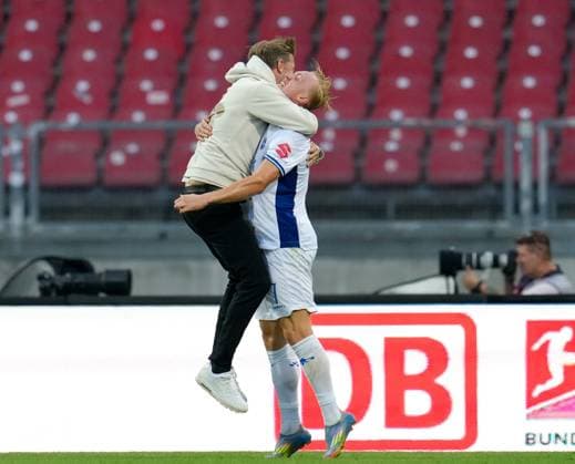 Sport Bilder des Tages Florian Kohfeldt (Cheftrainer, SV Darmstadt 98) und Isac Alexi Sivert Lidberg (SV Darmstadt 98, 7) jubeln nach dem Tor zum 1:0. GER, 1. FC Nuernberg vs SV Darmstadt 98, Fussball, 2. Bundesliga, 2. Spieltag, Saison 2025 2026, 08.08.2025 DFL REGULATIONS PROHIBIT ANY USE OF PHOTOGRAPHS AS IMAGE SEQUENCES AND OR QUASI-VIDEO GER, 1. FC Nuernberg vs SV Darmstadt 98, Fussball, 2. Bundesliga, 2. Spieltag, Saison 2025 2026, 08.08.2025 Nuernberg