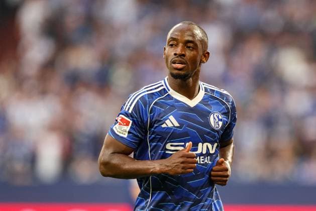 Gelsenkirchen, Deutschland, 01.08.25: Christopher Antwi-Adjei (FC Schalke 04) schaut waehrend des Spiels der 2. Bundesliga zwischen FC Schalke 04 - Hertha BSC Berlin in der Veltins-Arena am 01. August 2025 in Gelsenkirchen, Deutschland. Gelsenkirchen Veltins-Arena Germany Copyright: xStefanxBrauer Brauer-Fotoagenturx