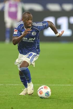 Gelsenkirchen, Deutschland, 01.08.25: Christopher Antwi-Adjei (FC Schalke 04) in Aktion, am Ball, Einzelaktion waehrend des Spiels der 2. Bundesliga zwischen FC Schalke 04 - Hertha BSC Berlin in der Veltins-Arena am 01. August 2025 in Gelsenkirchen, Deutschland. Gelsenkirchen Veltins-Arena Germany Copyright: xStefanxBrauer Brauer-Fotoagenturx