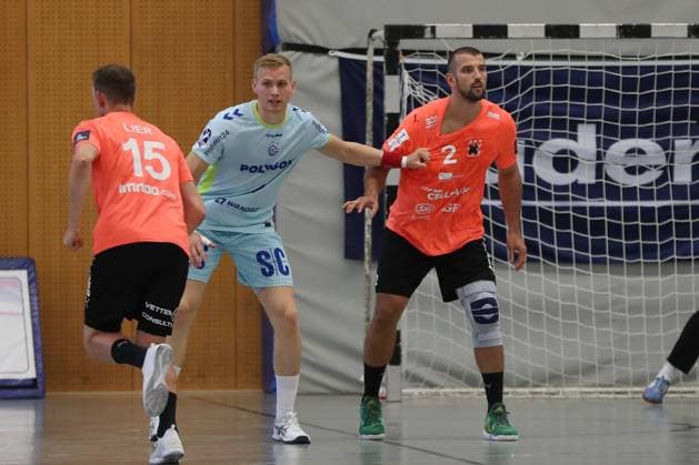 08.08.2025, xgox, Handball Heide-Cup, VfL Gummersbach - Kadetten Schaffhausen emspor v.l. Ellidi Snaer Vidarsson (Gummersbach, 4), Lucas Meister (Schaffhausen, 2) Schneverdingen