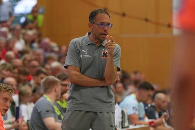 08.08.2025, xgox, Handball Heide-Cup, VfL Gummersbach - Kadetten Schaffhausen emspor v.l. Hrvoje Horvat (Schaffhausen, Trainer) gibt Anweisungen, gestikuliert mit den Armen, gesticulate, gives instructions Schneverdingen