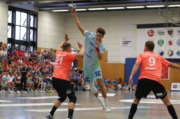 08.08.2025, xgox, Handball Heide-Cup, VfL Gummersbach - Kadetten Schaffhausen emspor v.l. Julian Koester (Köster, Gummersbach, 7) wirft Tor, Torschuetze, erzielt Tor, Treffer, scores the goal Schneverdingen