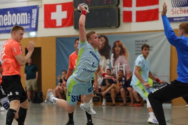 08.08.2025, xgox, Handball Heide-Cup, VfL Gummersbach - Kadetten Schaffhausen emspor v.l. Ellidi Snaer Vidarsson (Gummersbach, 4) wirft Tor, Torschuetze, erzielt Tor, Treffer, scores the goal Schneverdingen