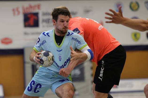 IHC 2025: VfL Gummersbach vs. Kadetten Schaffhausen; 08.08.25 Joao Pedro Vinhas da Silva Gomes (Nr.03, VfL Gummersbach), Ariel Pietrasik (Nr.18, Kadetten Schaffhausen) IHC 2025: VfL Gummersbach vs. Kadetten Schaffhausen, KGS-Sporthalle am 08.08.25 Copyright: xBEAUTIFULxSPORTS MarioxM.xKobergx