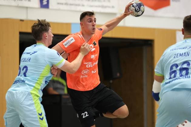 IHC 2025: VfL Gummersbach vs Kadetten Schaffhausen; 08.08.25 Patrik Martinovic (Nr.22, Kadetten Schaffhausen) gegen Ole Pregler (Nr.23, VfL Gummersbach) IHC 2025: VfL Gummersbach vs Kadetten Schaffhausen, KGS-Sporthalle am 08.08.25 Copyright: xBEAUTIFULxSPORTS MarioxM.xKobergx