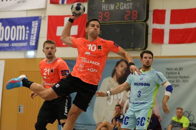 IHC 2025: VfL Gummersbach vs. Kadetten Schaffhausen; 08.08.25 Josip Peric (Nr.10, Kadetten Schaffhausen), Daniel Reznicky (Nr.21, Kadetten Schaffhausen), Joao Pedro Vinhas da Silva Gomes (Nr.03, VfL Gummersbach) IHC 2025: VfL Gummersbach vs. Kadetten Schaffhausen, KGS-Sporthalle am 08.08.25 Copyright: xBEAUTIFULxSPORTS MarioxM.xKobergx
