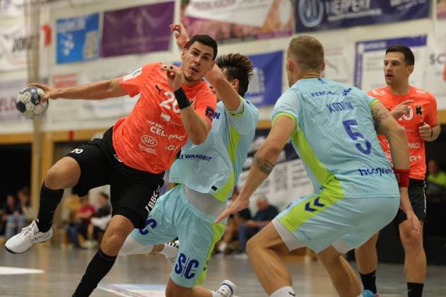 IHC 2025: VfL Gummersbach vs. Kadetten Schaffhausen; 08.08.25 Luka Maros (Nr.20, Kadetten Schaffhausen), Tilen Kodrin (Nr.05, VfL Gummersbach) IHC 2025: VfL Gummersbach vs. Kadetten Schaffhausen, KGS-Sporthalle am 08.08.25 Copyright: xBEAUTIFULxSPORTS MarioxM.xKobergx