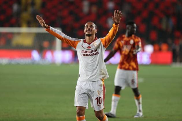 Gaziantep FK v Galatasaray - Turkish Super Lig GAZIANTEP, TURKIYE - AUGUST 8: Sane of Galatasaray celebrates with the supporters after winning the Turkish Super Lig season 2025-2026 opening football match between Gaziantep FK and Galatasaray at Gaziantep Stadium in Gaziantep, Turkiye on August 8, 2025. Omer Faruk Salman Anadolu Gaziantep Turkey. Editorial use only. Please get in touch for any other usage.  Copyright: x2025xAnadoluxOmerxFarukxSalmanx