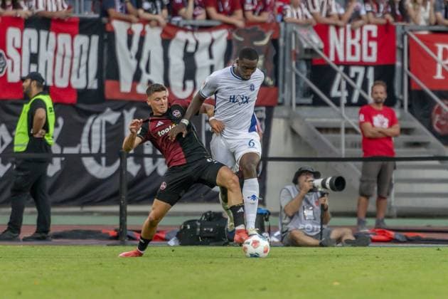 Nürnberg, Deutschland 08. August 2025: 2. Liga - 2025 2026 - 1. FC Nürnberg vs. SV Darmstadt 98 Im Bild: v. li. im Zweikampf Berkay Ylmaz (FCN) und Patric Pfeiffer (Darmstadt) DFL regulations prohibit any use of photographs as image sequences and or quasi-video