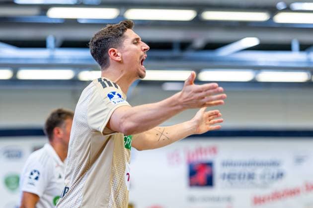 Marius Steinhauser (TSV Hannover-Burgdorf, Nr. 19) (v.l.), TSV Hannover-Burgdorf (beige) gegen Aalborg Handbold (rot) am 1. Spieltag des Internationalem Heide-Cups (08.08.2025,(Schneverdingen, GER), Copyright: xJanxGuentherx xTSVxHannover-Burgdorfx