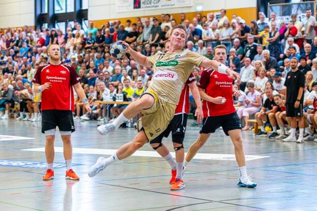 August Pedersen (TSV Hannover-Burgdorf, Nr. 17) (v.l.), TSV Hannover-Burgdorf (beige) gegen Aalborg Handbold (rot) am 1. Spieltag des Internationalem Heide-Cups (08.08.2025,(Schneverdingen, GER), Copyright: xJanxGuentherx xTSVxHannover-Burgdorfx