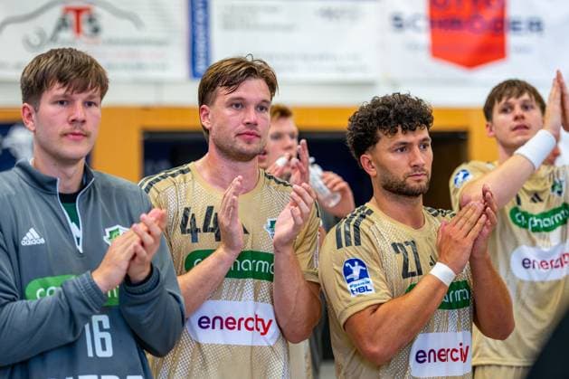 Simon Gade (TSV Hannover-Burgdorf, Nr. 16) Thomas Solstad (TSV Hannover-Burgdorf, Nr. 44) Sindre Aho (TSV Hannover-Burgdorf, Nr. 27) Maxim Orlov (TSV Hannover-Burgdorf, Nr. 11) (v.l.), TSV Hannover-Burgdorf (beige) gegen Aalborg Handbold (rot) am 1. Spieltag des Internationalem Heide-Cups (08.08.2025,(Schneverdingen, GER), Copyright: xJanxGuentherx xTSVxHannover-Burgdorfx