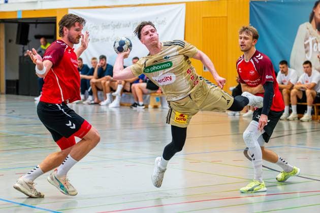 Leif Tissier (TSV Hannover-Burgdorf, Nr. 7) (v.l.), TSV Hannover-Burgdorf (beige) gegen Aalborg Handbold (rot) am 1. Spieltag des Internationalem Heide-Cups (08.08.2025,(Schneverdingen, GER), Copyright: xJanxGuentherx xTSVxHannover-Burgdorfx