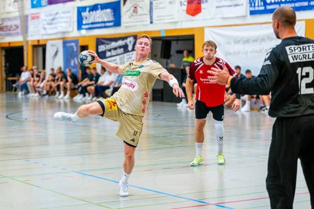 August Pedersen (TSV Hannover-Burgdorf, Nr. 17) (v.l.), TSV Hannover-Burgdorf (beige) gegen Aalborg Handbold (rot) am 1. Spieltag des Internationalem Heide-Cups (08.08.2025,(Schneverdingen, GER), Copyright: xJanxGuentherx xTSVxHannover-Burgdorfx