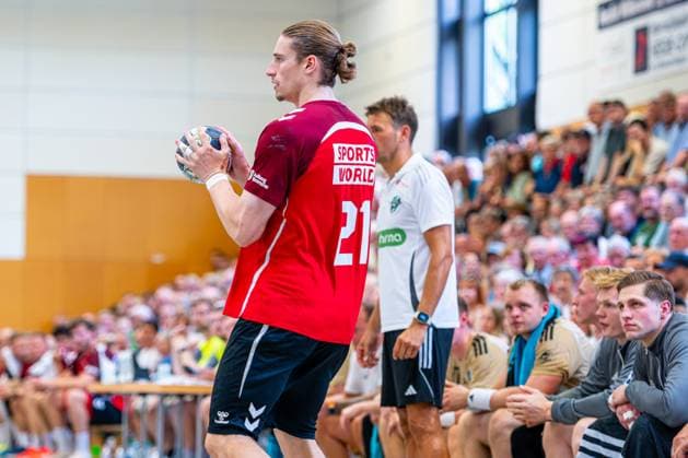 Juri Knorr (Aalborg Handbolf, Nr. 21) (v.l.), TSV Hannover-Burgdorf (beige) gegen Aalborg Handbold (rot) am 1. Spieltag des Internationalem Heide-Cups (08.08.2025,(Schneverdingen, GER), Copyright: xJanxGuentherx xTSVxHannover-Burgdorfx