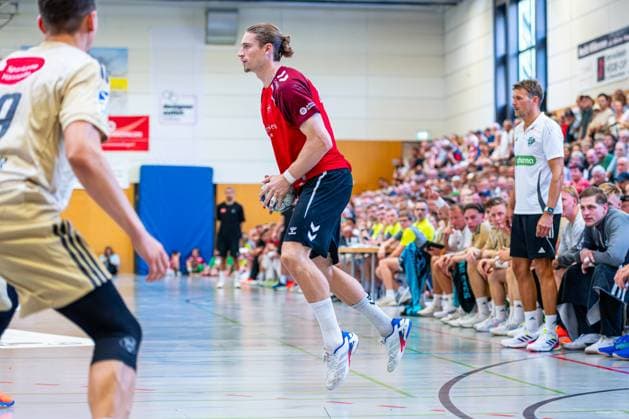 Juri Knorr (Aalborg Handbolf, Nr. 21) (v.l.), TSV Hannover-Burgdorf (beige) gegen Aalborg Handbold (rot) am 1. Spieltag des Internationalem Heide-Cups (08.08.2025,(Schneverdingen, GER), Copyright: xJanxGuentherx xTSVxHannover-Burgdorfx