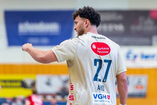 Sindre Aho (TSV Hannover-Burgdorf, Nr. 27) (v.l.), TSV Hannover-Burgdorf (beige) gegen Aalborg Handbold (rot) am 1. Spieltag des Internationalem Heide-Cups (08.08.2025,(Schneverdingen, GER), Copyright: xJanxGuentherx xTSVxHannover-Burgdorfx