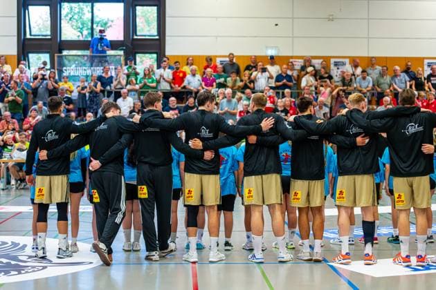 (v.l.), TSV Hannover-Burgdorf (beige) gegen Aalborg Handbold (rot) am 1. Spieltag des Internationalem Heide-Cups (08.08.2025,(Schneverdingen, GER), Copyright: xJanxGuentherx xTSVxHannover-Burgdorfx