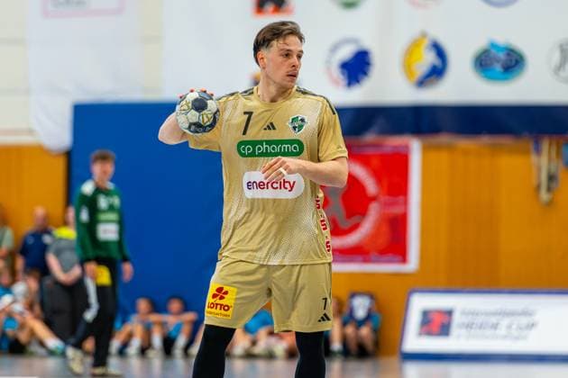 Leif Tissier (TSV Hannover-Burgdorf, Nr. 7) (v.l.), TSV Hannover-Burgdorf (beige) gegen Aalborg Handbold (rot) am 1. Spieltag des Internationalem Heide-Cups (08.08.2025,(Schneverdingen, GER), Copyright: xJanxGuentherx xTSVxHannover-Burgdorfx