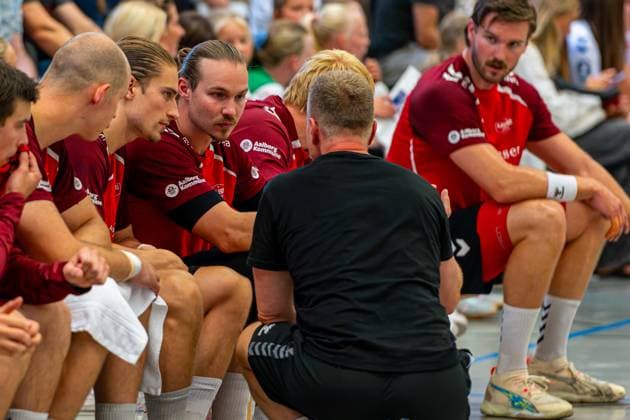 Juri Knorr (Aalborg Handbolf, Nr. 21) (v.l.), TSV Hannover-Burgdorf (beige) gegen Aalborg Handbold (rot) am 1. Spieltag des Internationalem Heide-Cups (08.08.2025,(Schneverdingen, GER), Copyright: xJanxGuentherx xTSVxHannover-Burgdorfx