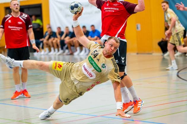 Justus Fischer (TSV Hannover-Burgdorf, Nr. 54) (v.l.), TSV Hannover-Burgdorf (beige) gegen Aalborg Handbold (rot) am 1. Spieltag des Internationalem Heide-Cups (08.08.2025,(Schneverdingen, GER), Copyright: xJanxGuentherx xTSVxHannover-Burgdorfx