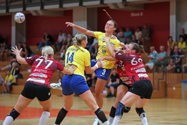 Handball-Testspiel: HC Leipzig vs. FHC Frankfurt Oder, 08.08.25 Lara Seidel (3, HC Leipzig) wird von Gina Kaczmarek (68, FHC Frankfurt Oder) gepackt. Handball, 2. Bundesliga Frauen, HBF, Saison 2025 2026, Testspiel: HC Leipzig vs. FHC Frankfurt Oder am 08.08.25 in der Sporthalle Brüderstraße Leipzig. Copyright: xBEAUTIFULxSPORTS JanxKaeferx