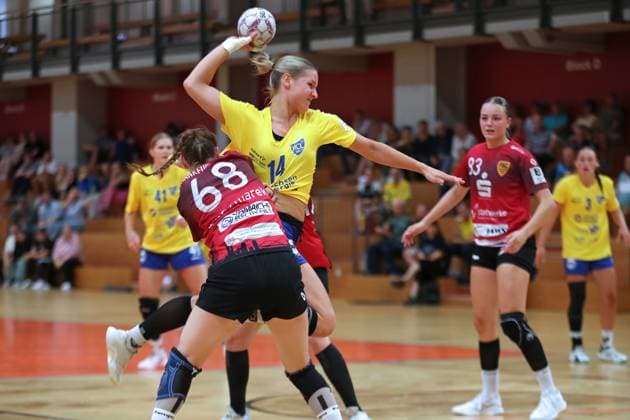 Handball-Testspiel: HC Leipzig vs. FHC Frankfurt Oder, 08.08.25 Hanna Ferber-Rahnhöfer (14, HC Leipzig) setzt sich durch. Handball, 2. Bundesliga Frauen, HBF, Saison 2025 2026, Testspiel: HC Leipzig vs. FHC Frankfurt Oder am 08.08.25 in der Sporthalle Brüderstraße Leipzig. Copyright: xBEAUTIFULxSPORTS JanxKaeferx