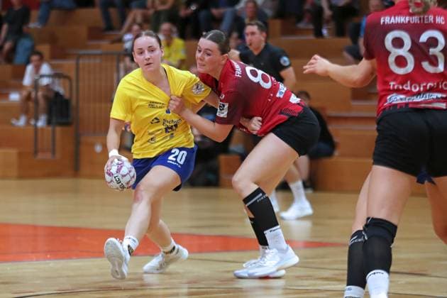 Handball-Testspiel: HC Leipzig vs. FHC Frankfurt Oder, 08.08.25 Juliane Peter (9, HC Leipzig) wird von Eike Hannemann (87, FHC Frankfurt Oder) gepackt. Handball, 2. Bundesliga Frauen, HBF, Saison 2025 2026, Testspiel: HC Leipzig vs. FHC Frankfurt Oder am 08.08.25 in der Sporthalle Brüderstraße Leipzig. Copyright: xBEAUTIFULxSPORTS JanxKaeferx