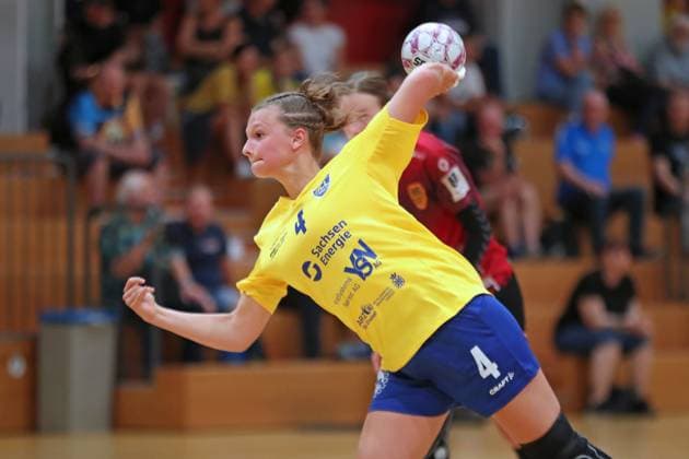 Handball-Testspiel: HC Leipzig vs. FHC Frankfurt Oder, 08.08.25 Jana Walther (4, HC Leipzig) wirft einen Siebenmeter. Handball, 2. Bundesliga Frauen, HBF, Saison 2025 2026, Testspiel: HC Leipzig vs. FHC Frankfurt Oder am 08.08.25 in der Sporthalle Brüderstraße Leipzig. Copyright: xBEAUTIFULxSPORTS JanxKaeferx