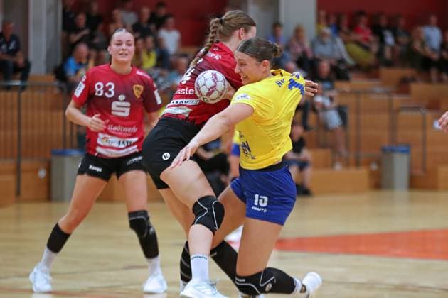 Handball-Testspiel: HC Leipzig vs. FHC Frankfurt Oder, 08.08.25 Laura Klocke (13, HC Leipzig) wird zu Boden gezerrt. Handball, 2. Bundesliga Frauen, HBF, Saison 2025 2026, Testspiel: HC Leipzig vs. FHC Frankfurt Oder am 08.08.25 in der Sporthalle Brüderstraße Leipzig. Copyright: xBEAUTIFULxSPORTS JanxKaeferx