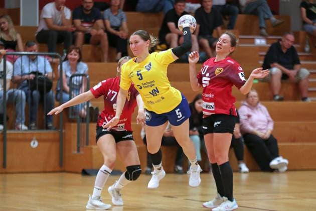 Handball-Testspiel: HC Leipzig vs. FHC Frankfurt Oder, 08.08.25 Kim-Angelina Lang (5, HC Leipzig) wirft. Handball, 2. Bundesliga Frauen, HBF, Saison 2025 2026, Testspiel: HC Leipzig vs. FHC Frankfurt Oder am 08.08.25 in der Sporthalle Brüderstraße Leipzig. Copyright: xBEAUTIFULxSPORTS JanxKaeferx