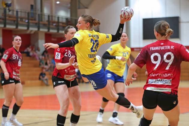 Handball-Testspiel: HC Leipzig vs. FHC Frankfurt Oder, 08.08.25 Lara Tauchmann (28, HC Leipzig) fliegt zum Torwurf. Handball, 2. Bundesliga Frauen, HBF, Saison 2025 2026, Testspiel: HC Leipzig vs. FHC Frankfurt Oder am 08.08.25 in der Sporthalle Brüderstraße Leipzig. Copyright: xBEAUTIFULxSPORTS JanxKaeferx