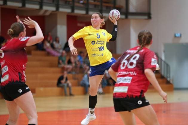 Handball-Testspiel: HC Leipzig vs. FHC Frankfurt Oder, 08.08.25 Kim-Angelina Lang (5, HC Leipzig) steigt hoch. Handball, 2. Bundesliga Frauen, HBF, Saison 2025 2026, Testspiel: HC Leipzig vs. FHC Frankfurt Oder am 08.08.25 in der Sporthalle Brüderstraße Leipzig. Copyright: xBEAUTIFULxSPORTS JanxKaeferx