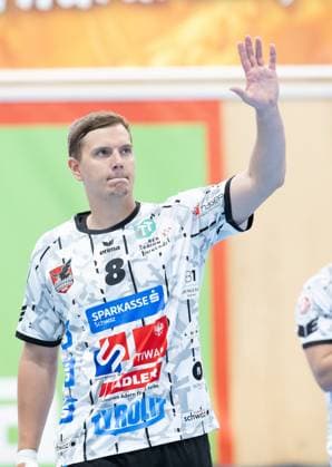 08.08.2025 Handball Sporthalle Schwaz Ost, Osthalle, Tirol, Österreich Silberregion Karwendel Cup Halbfinale Sparkasse Schwaz Handball Tirol (weiß) - ThSV Eisenach (orange) Bild: 8 Sebastian Spendier (Schwaz)